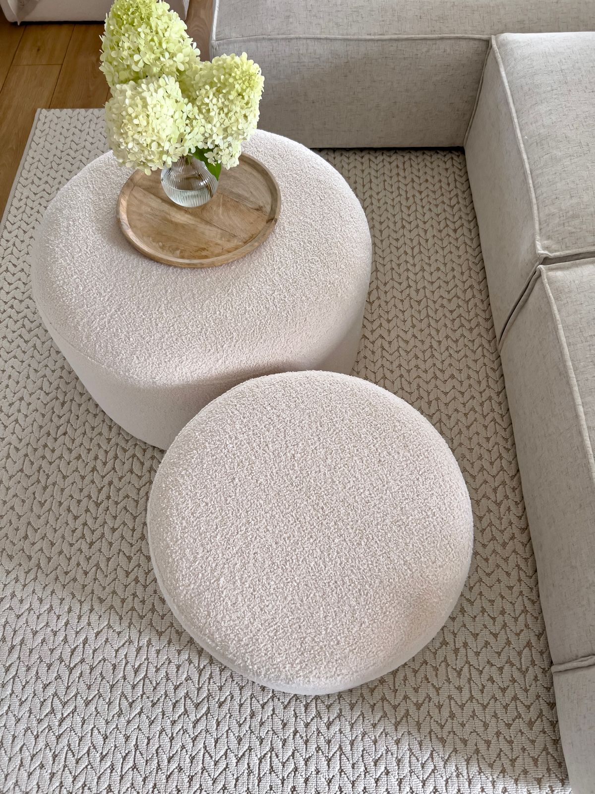 Small round store pouf