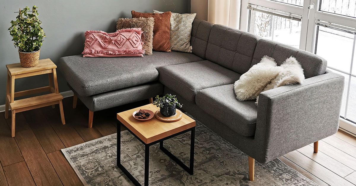 Ghế sofa góc có phù hợp với phòng khách nhỏ? | ghế sofa góc dành cho phòng khách nhỏ
Có rất nhiều kiểu bố trí phòng khách khác nhau phù hợp với từng không gian nhà. Trong đó, ghế sofa góc đang trở thành một xu hướng được giới trẻ yêu thích. Nhưng liệu ghế sofa góc có phù hợp với phòng khách nhỏ của bạn không? Hãy khám phá ngay những mẫu ghế sofa góc dành cho phòng khách nhỏ để có câu trả lời chính xác nhất nhé!