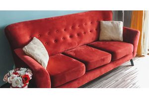 The red sofa as an Interior Star: How to Introduce This Colour into the Home?